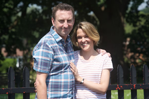  Lee (Lee Mack), Lucy (Sally Bretton).